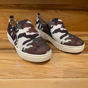 NWOT camo platform sneaker sz 6
